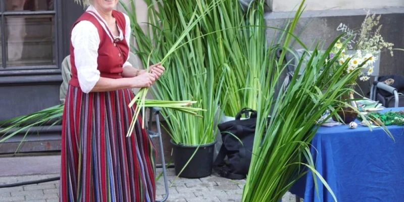 Doma laukumā norisinās tradicionālais Zāļu tirgus