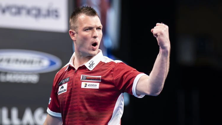 Madars Razma iekļūst Slovak Darts Open otrajā kārtā