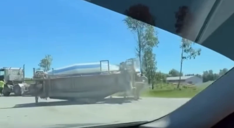 Pie Rīgas HES no kravas automašīnas atdalījusies betona tvertne