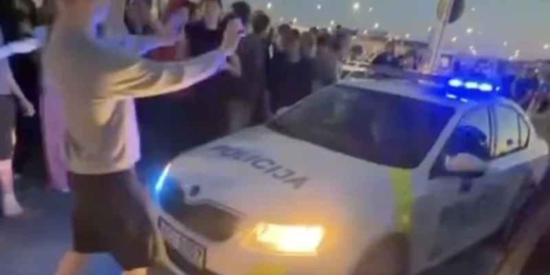 Pie tirdzniecības centra Rīgā jaunieši ielenc policijas auto