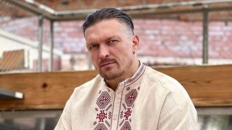 Александр Усик отказался от всех чемпионских поясов