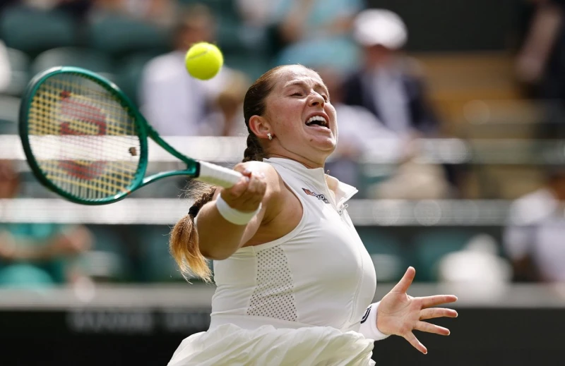 Aļona Ostapenko ar grūtu uzvaru sāk Vimbldonas čempionātu