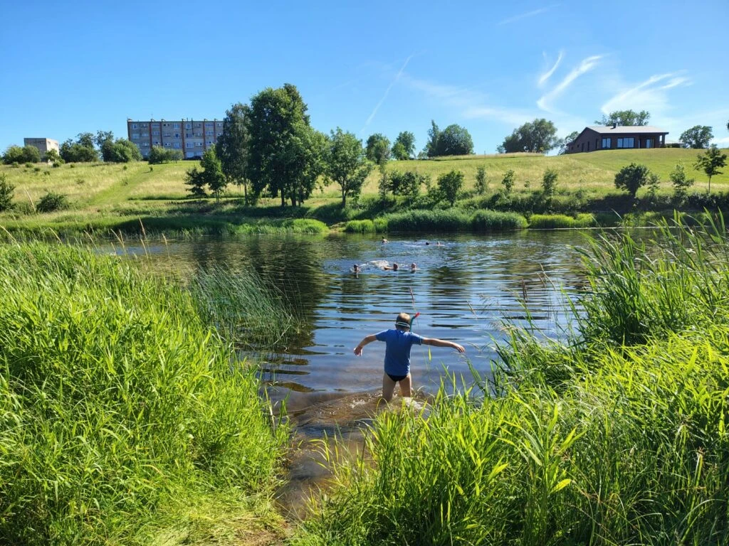 Latvijas ūdenstilpēs ūdens sasilis līdz +28 grādiem