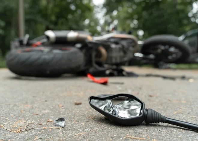 Iereibusi autovadītāja uz Liepājas šosejas notriec motociklistu