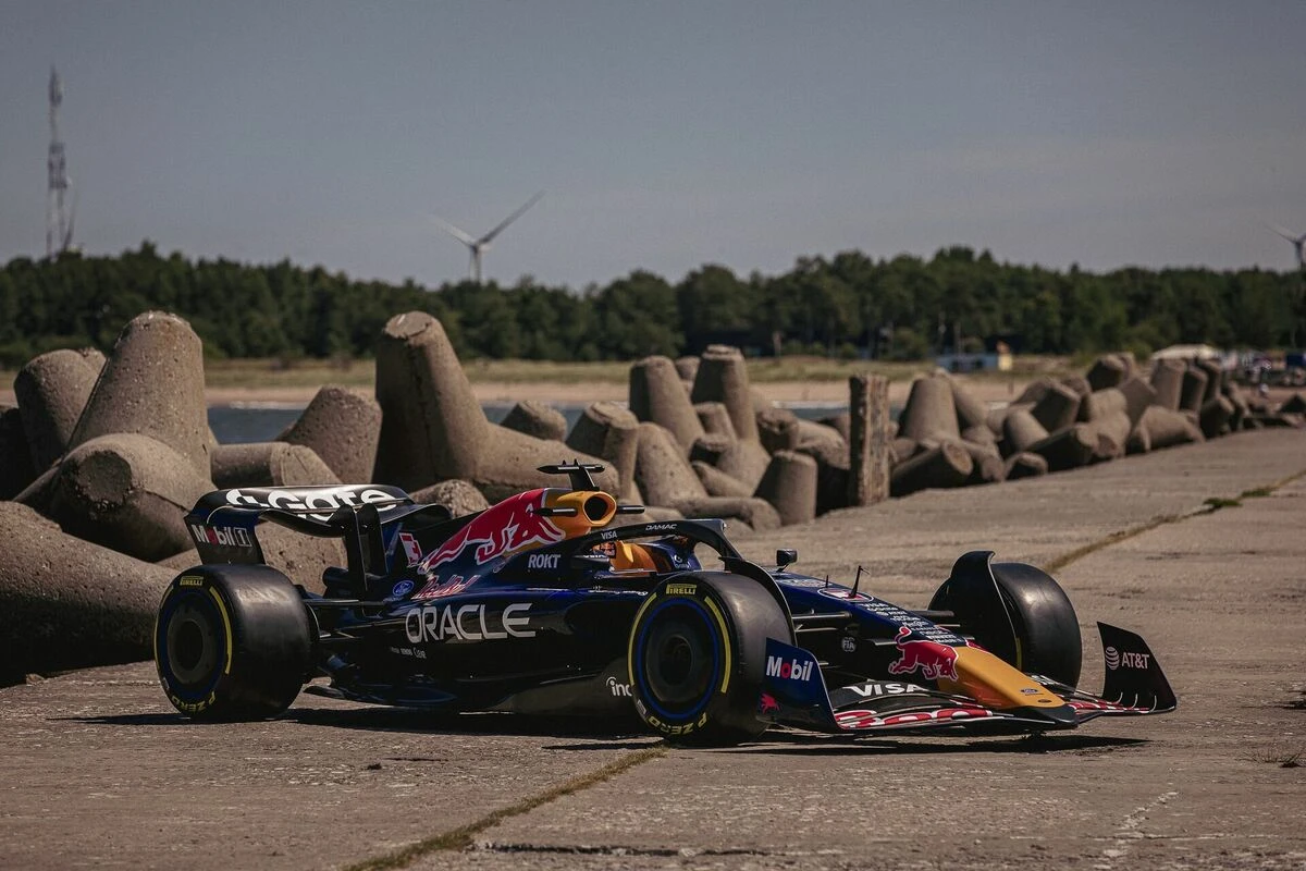 Rīgā ieradies Red Bull F1 bolīds: kur to apskatīt tuvplānā