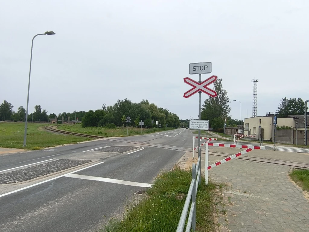Jelgavā mainīta satiksmes kārtība pie dzelzceļa pārbrauktuvēm