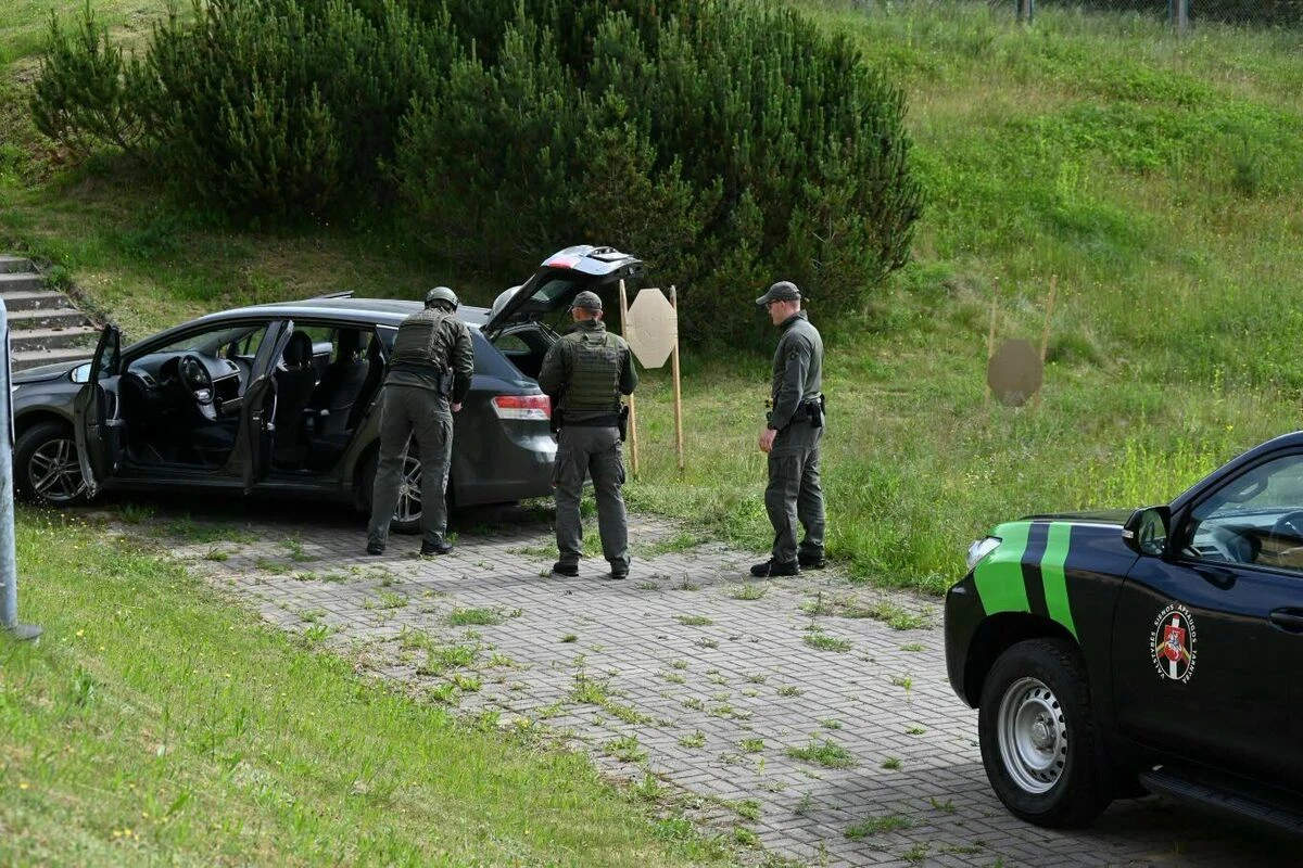 Lietuvā pēc pakaļdzīšanās aizturēts auto ar 17 migrantiem