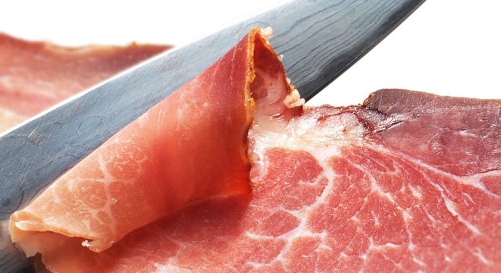 Диетологи назвали самый вредный для кишечника вид мяса