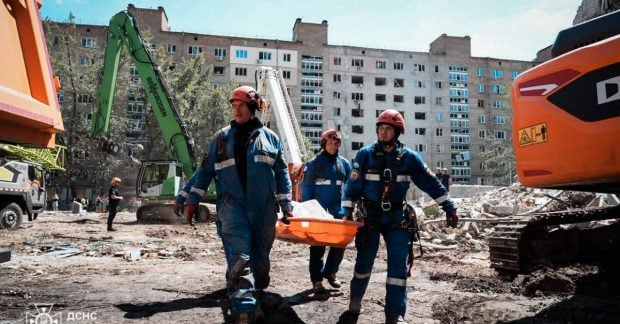 Последствия удара по Киеву: под завалами ищут девять человек