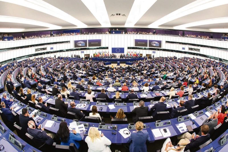 Испания легализует 1,3 млн мигрантов: реакция евродепутатов