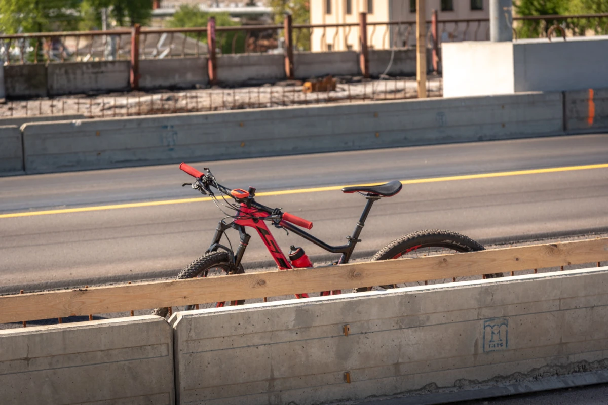 Traģēdija Rīgā: Juglas krastmalā pēc kritiena miris velosipēdists