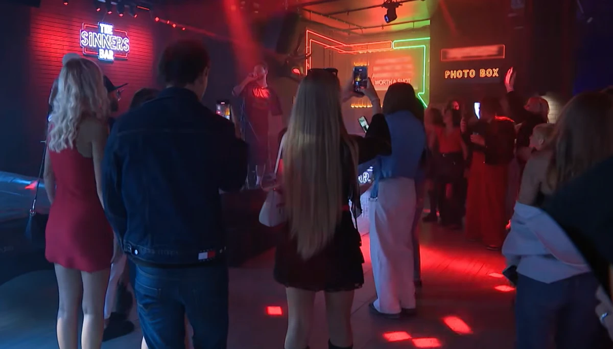 Pēc ugunsgrēka atvērts atjaunotais The Sinners Bar Vecrīgā