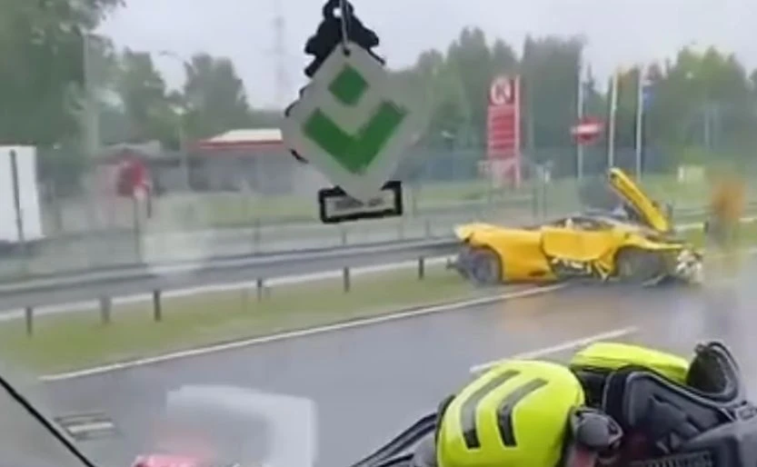 Rīgā avarējusi luksusa klases McLaren automašīna