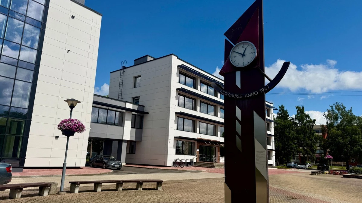 Aizkraukles dome atgriežas atjaunotā ēkā: mēbelēm naudas trūkst