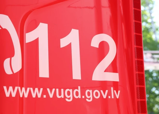 Ogrē vīrietis guvis traumas, mēģinot pats nodzēst ugunsgrēku
