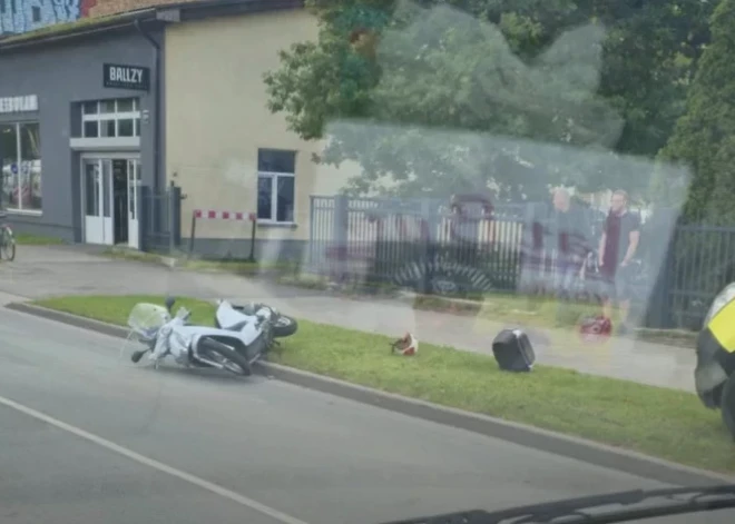 Rīgā uz Čaka ielas notikusi mikroautobusa un motorollera sadursme