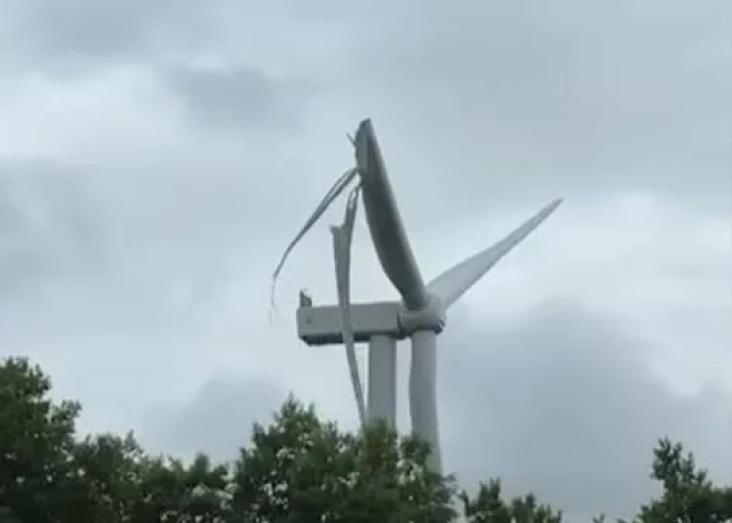 Liepājā vēja parka būvniecības laikā nolūzis turbīnas spārns