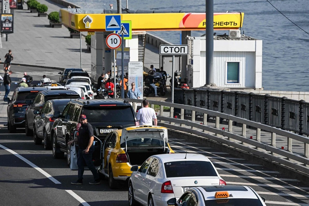 Degvielas krīze Krievijā liek Kazahstānai ierobežot robežšķērsošanu