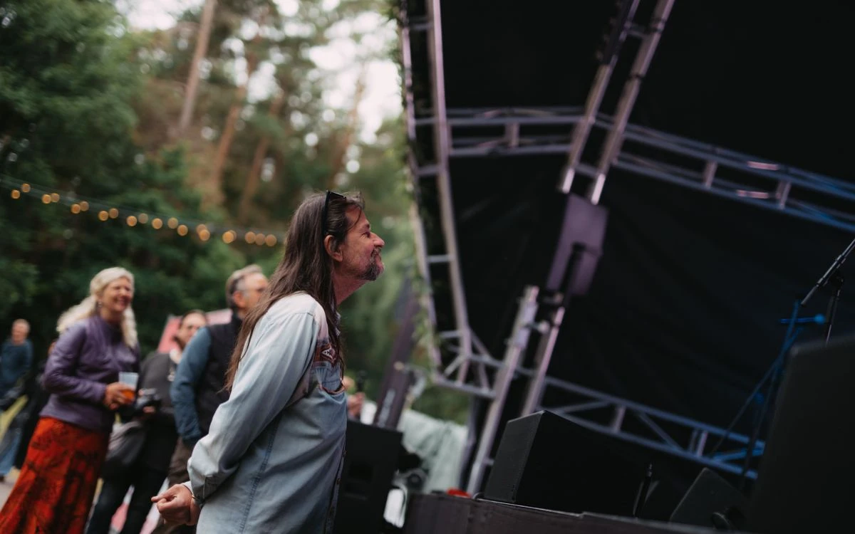 Indie dārza svētkus La-Di-Da-Di noslēdz Londonas grupa caroline