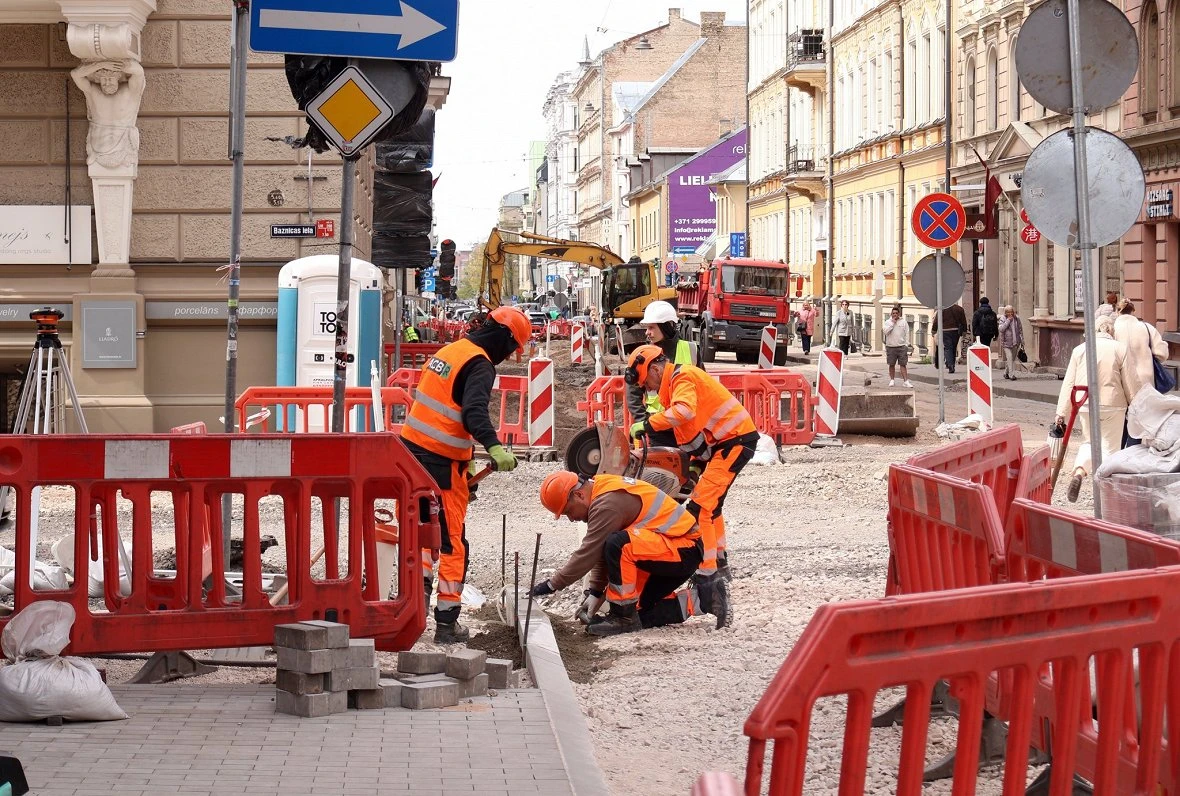 В центре Риги перекроют движение на Дзирнаву до 30 июля