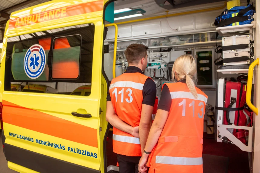 Rīgas centrā pēc auto sadursmes uz sāna apgāzies spēkrats