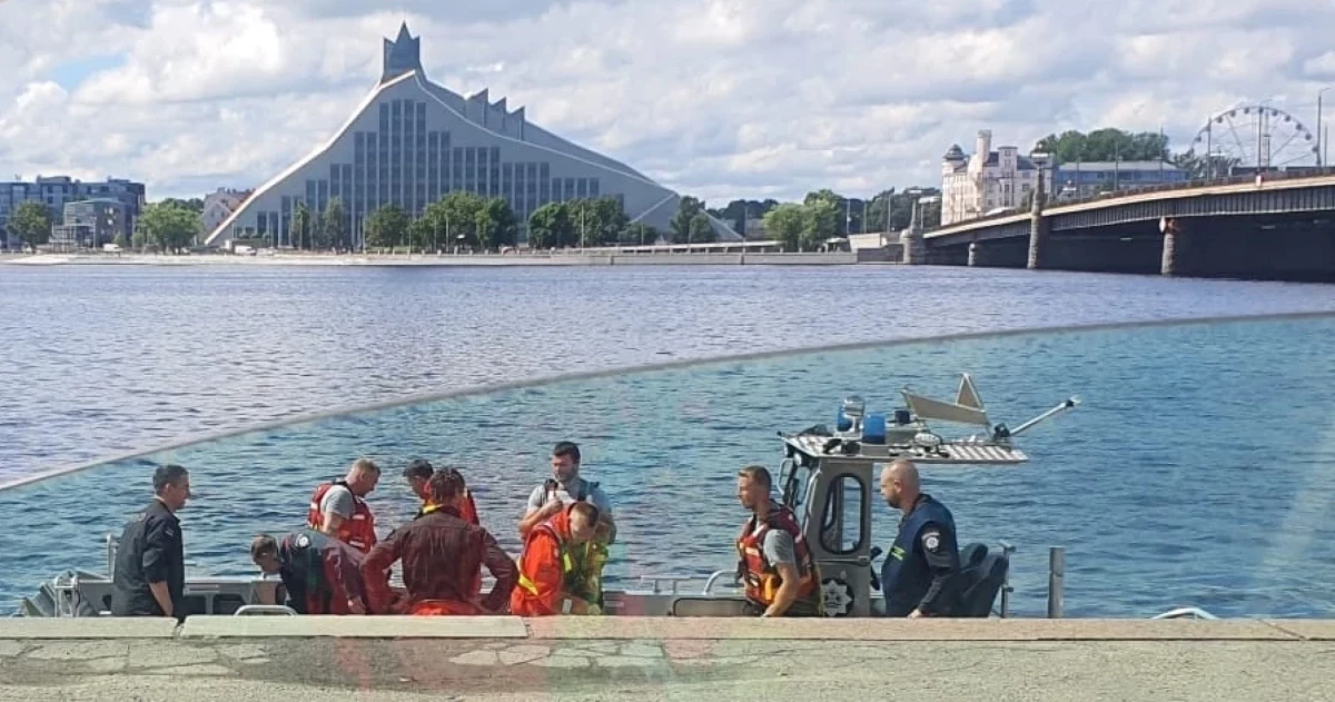 В Риге у Каменного моста завершили поиски упавшего в Даугаву