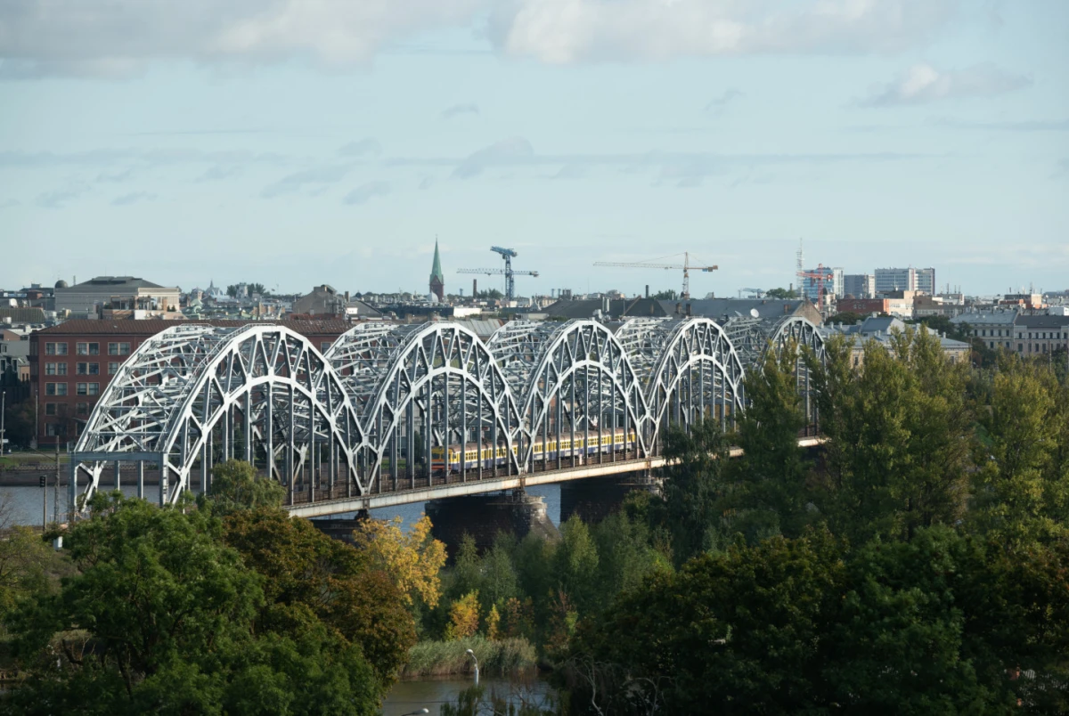 Rīgā pie Dzelzceļa tilta notiek cilvēka meklēšana Daugavā