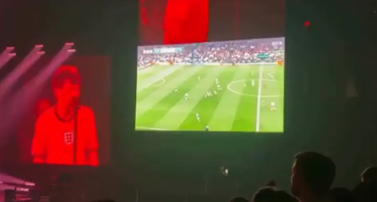 Luiss Tomlinsons koncerta laikā aizraujas ar futbola skatīšanos