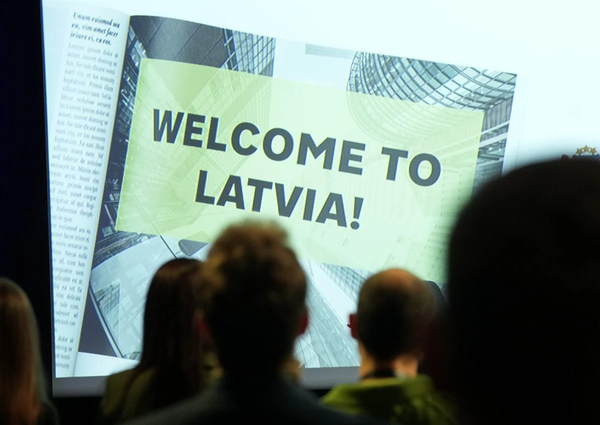 Домбрава сокращает расходы на мигрантов и проверяет НПО