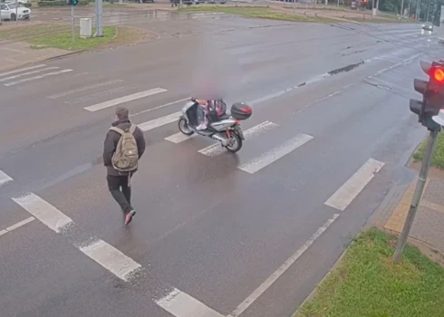 Daugavpilī pieķerts iereibis motorollera vadītājs