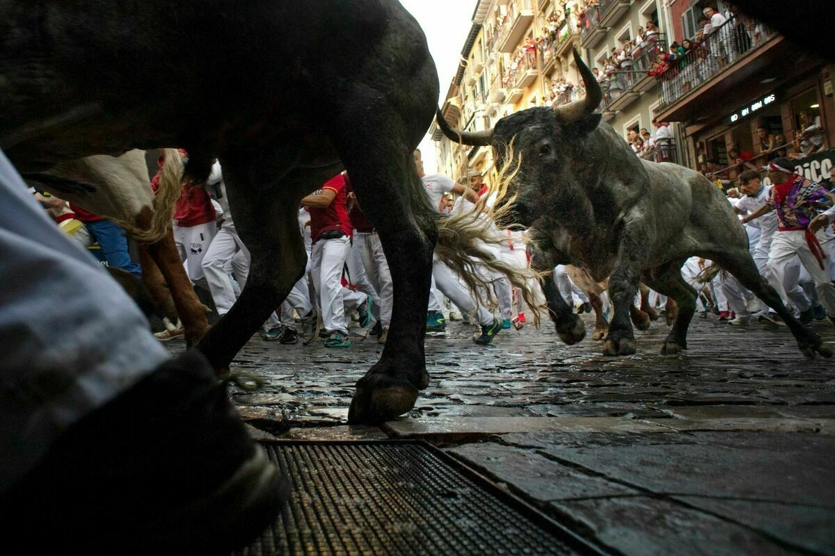 Pamplonā vēršu skrējienā dalībnieks gūst smagu sejas traumu