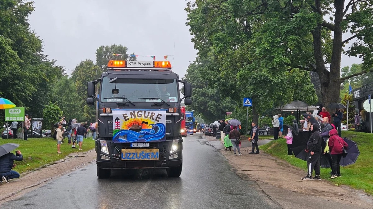 Engurē Zvejnieksvētkus atzīmē ar vērienīgu kravas auto parādi