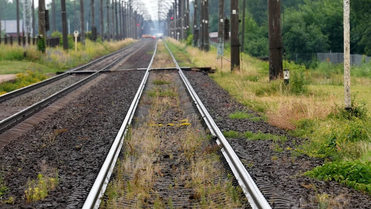 Traģisks negadījums Rīgā paralizē vilcienu satiksmi