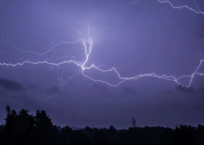 Spēcīgs negaiss Latgalē atstāj bez elektrības 9300 klientus