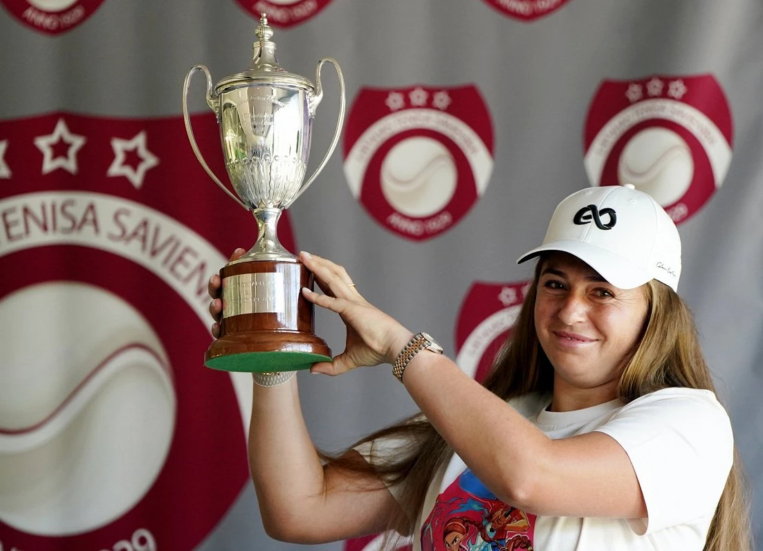 Ostapenko atrāda Vimbldonas trofeju un plāno pārmaiņas