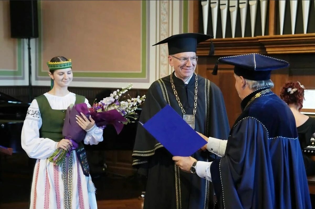 Edgars Rinkēvičs saņem Klaipēdas Universitātes goda doktora grādu
