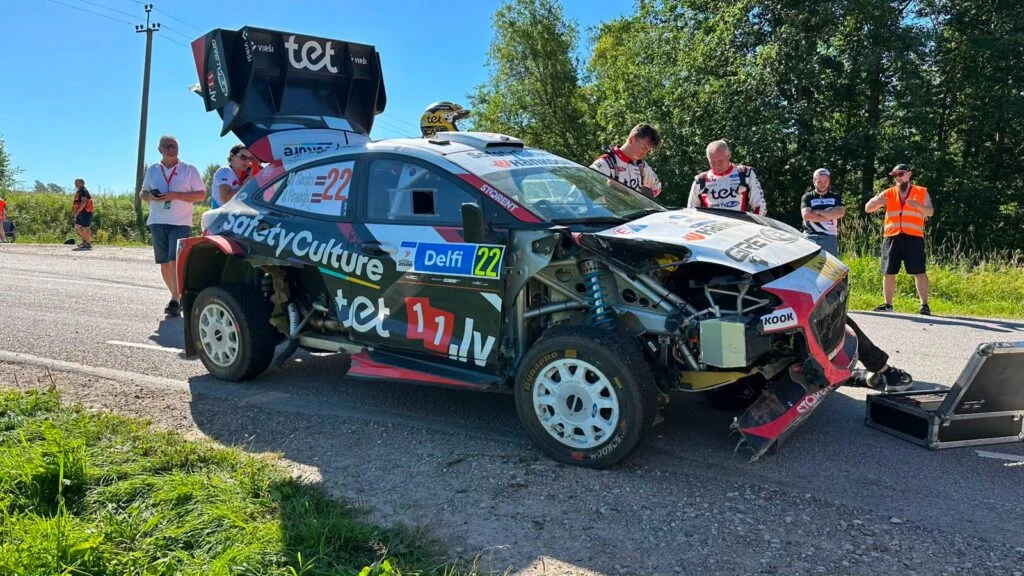 Seska ekipāža Igaunijas rallija treniņos sabojā auto