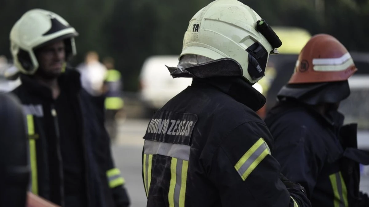 Rīgas ostā deg milzīga metāllūžņu kaudze: iedzīvotājiem jāslēdz logi