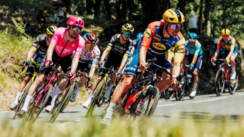 Latvijas riteņbraucēji noslēdz Tour de France 13. posmu