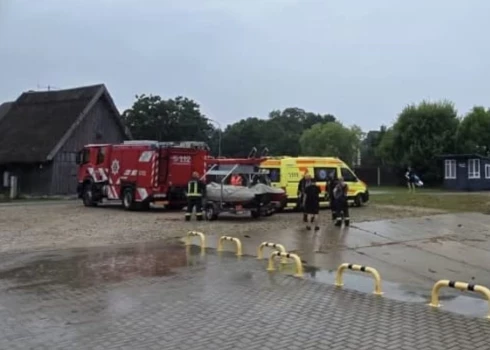 Pie Engures spēcīgā vējā izglābts spēkus zaudējis kaitbordists