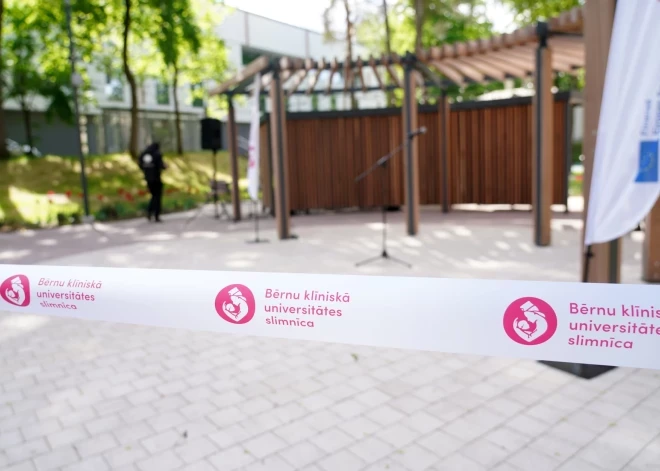 Turpinās tiesa par bērna nāvi BKUS medikamentu sajaukšanas dēļ