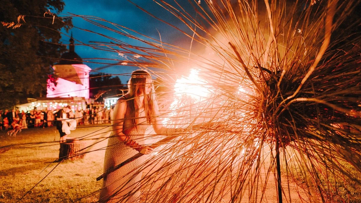 Valmiermuižas etnomūzikas festivālā saplūst tradīcijas un uguns