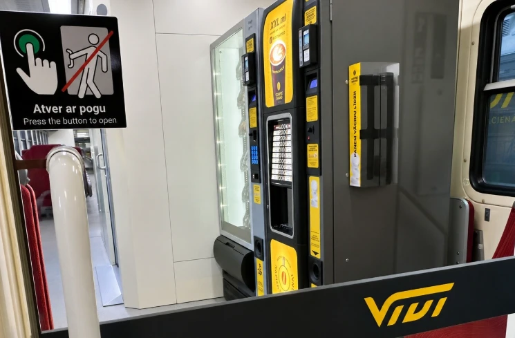 Vivi dīzeļvilcienā tagad pieejami kafijas un uzkodu automāti