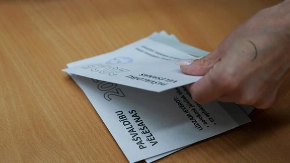 Партии в Латвии потратили почти 900 тысяч евро на агитацию