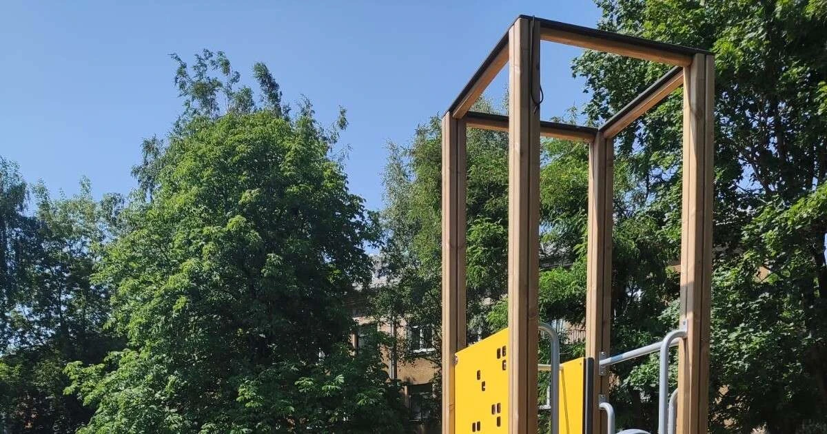 Jelgavas rotaļu laukumos izvieto brīdinājumus par karstām virsmām
