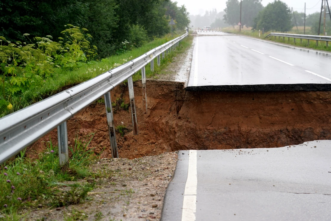 Dabas stihija Talsos: upe izgrauzusi jaunu gultni cauri ceļam