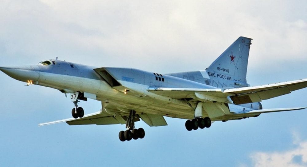Российские бомбардировщики Ту-22М3 совершили полет над Балтикой