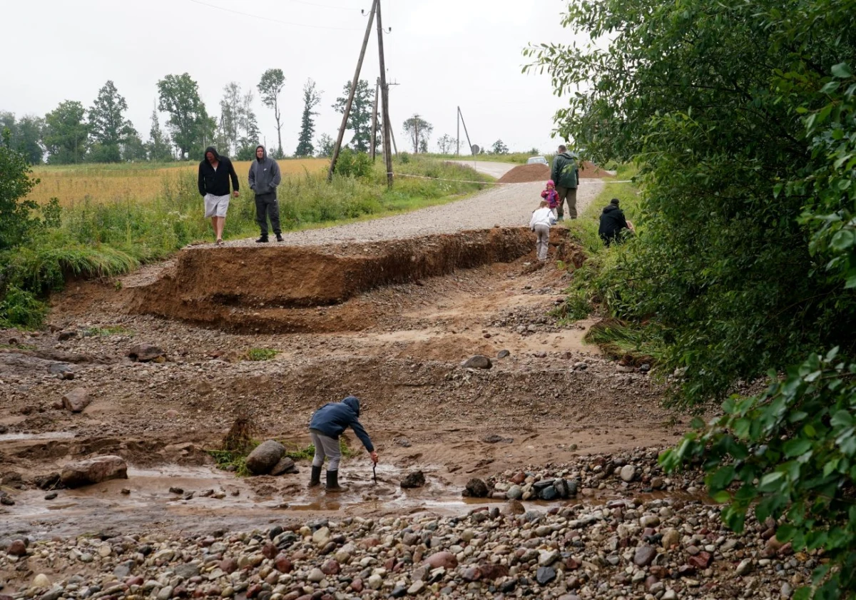 Talsos pēc plūdiem atrod lādiņu un cīnās par muzeja krājumiem