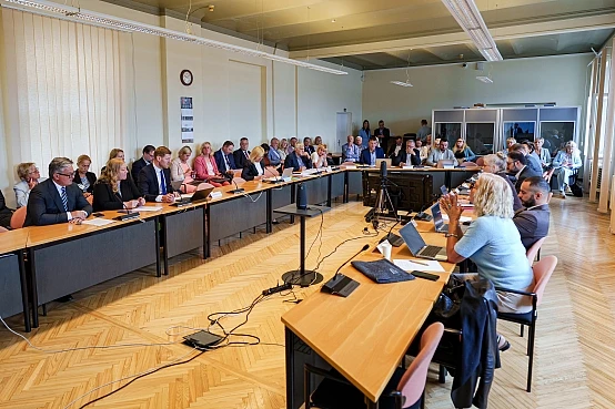 Saeimā virza stingrākus noteikumus kreditēšanas jomā