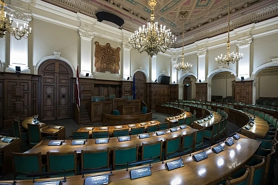 Saeima pulcējas ārkārtas sēdē: skatīs 83 likumprojektus